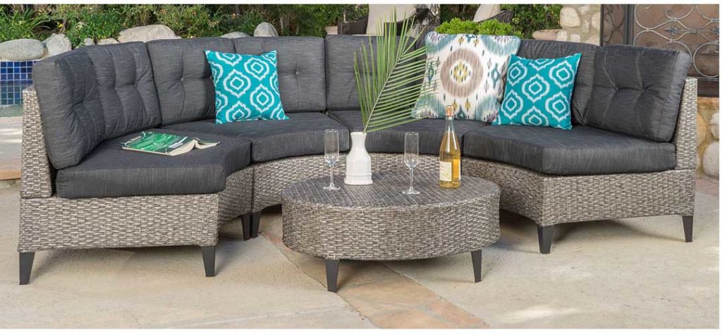 Poltrona Stoneman Rattan Sectional Set with Cushions com mesa de centro em um ambiente externo